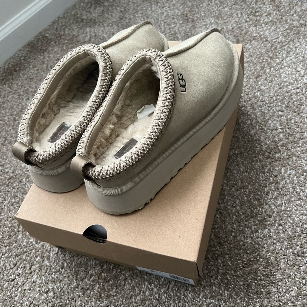 UGG Tazz Platform Slippers Mustard Seed Size 9 Women’s‎